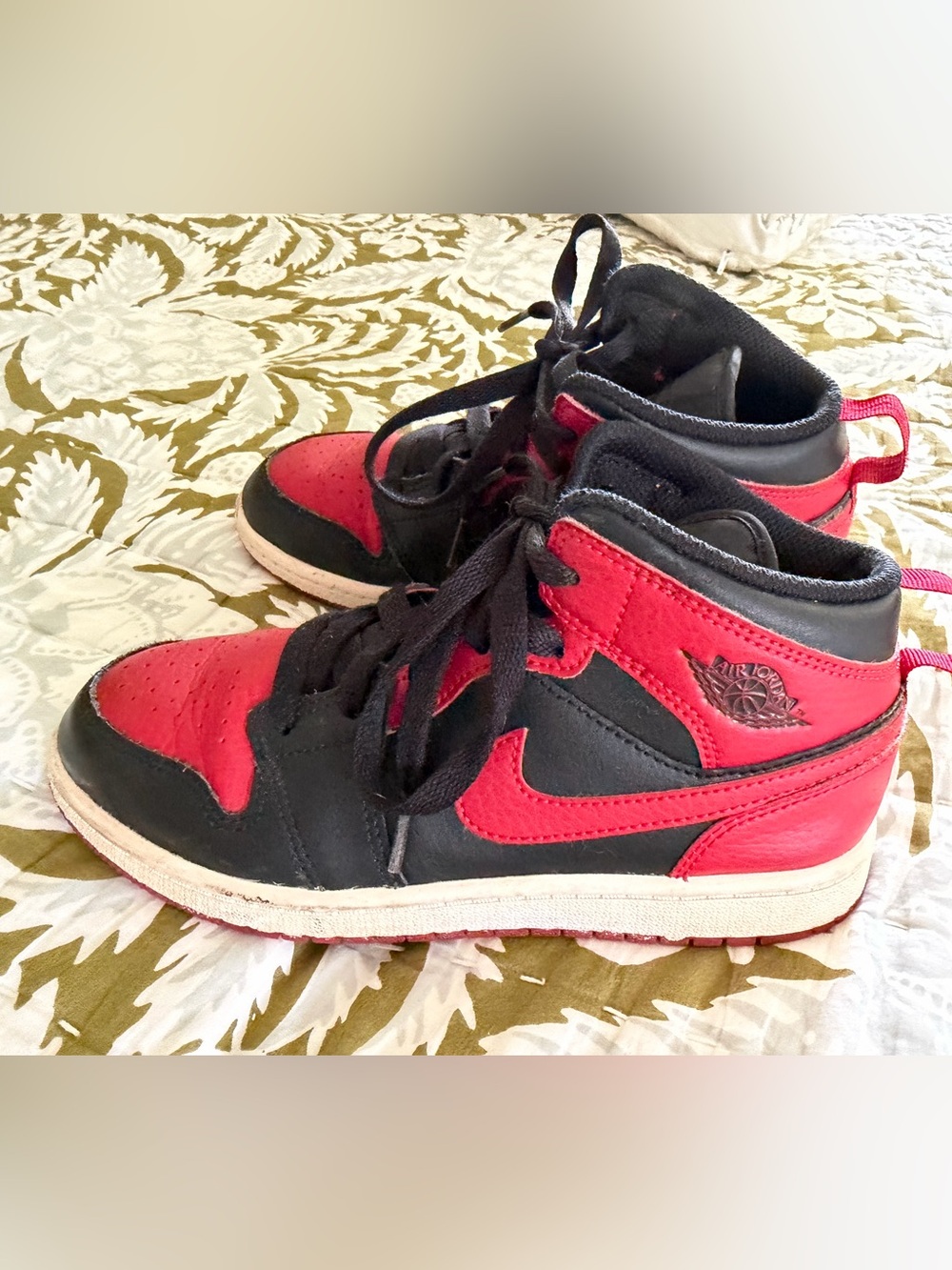 Nike Air Jordan Mid “Banned” size 2.5Y 640734-074